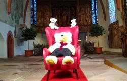 Der Rote Sessel für die Stiftung Bärenherz in der Stadtkirche am 7. November
